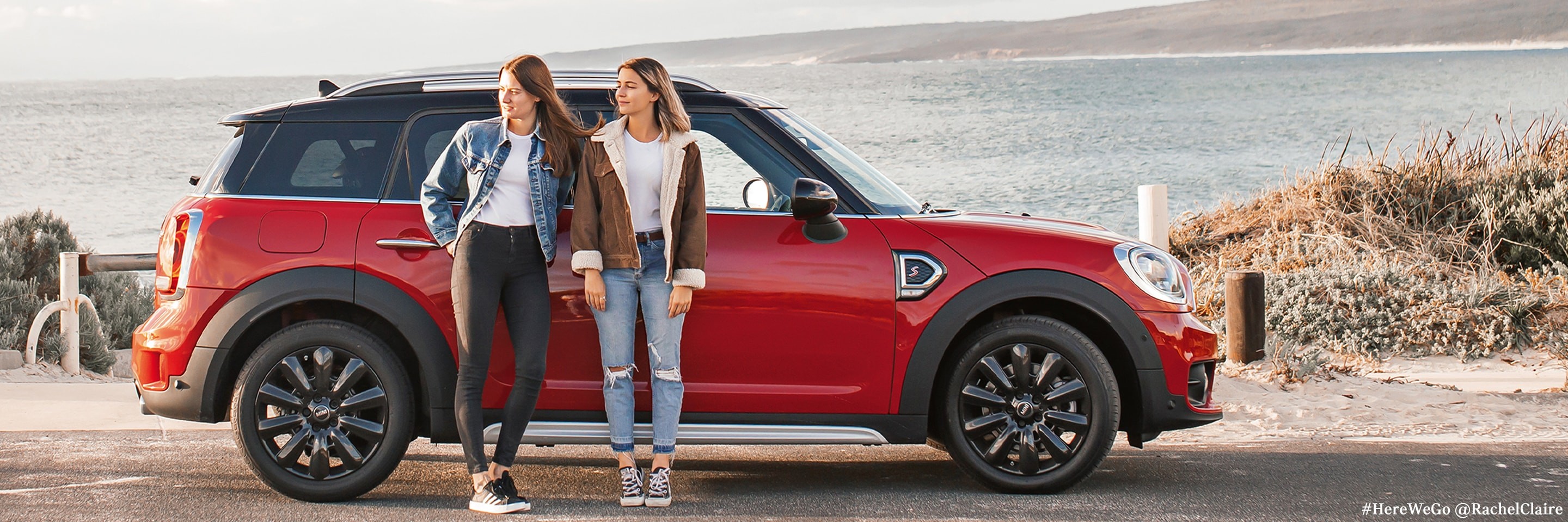 MINI Cooper S Countryman – rosso e nero – estate all'aria aperta